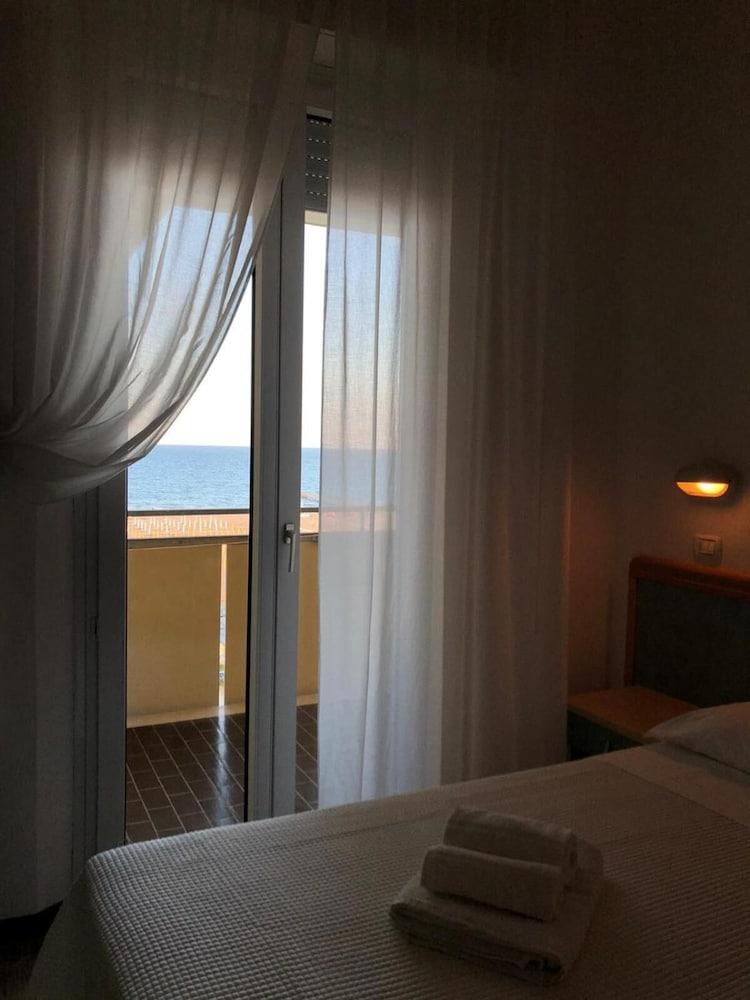 Hotel Artide Ρίμινι Εξωτερικό φωτογραφία